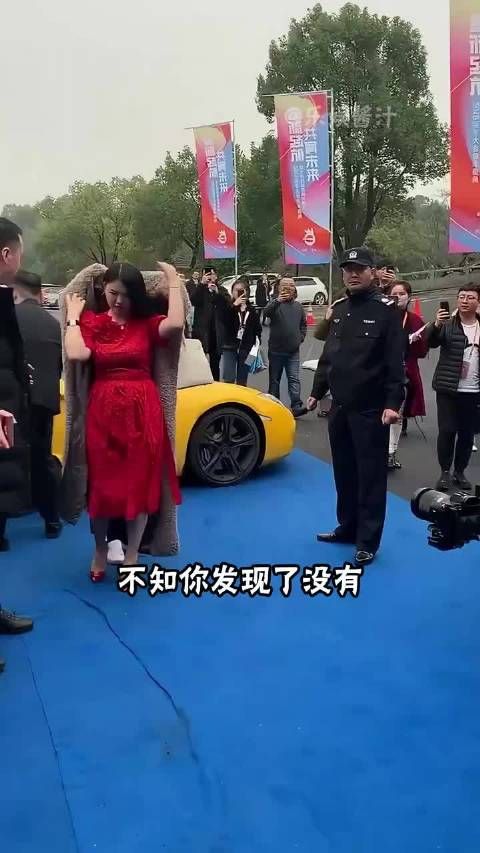 为何李湘总是将外套搭在肩上?