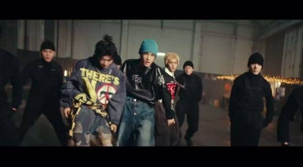 ENONE 新歌舞蹈的齐舞规模宏大,舞步整齐有力…