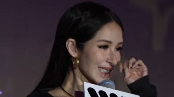 45岁萧亚轩术后首现身,泪洒现场自曝变丑,精神状态令人心痛