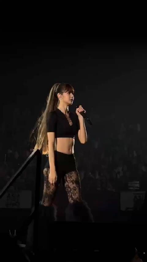 Lisa香港见面会 ,这身材 绝了