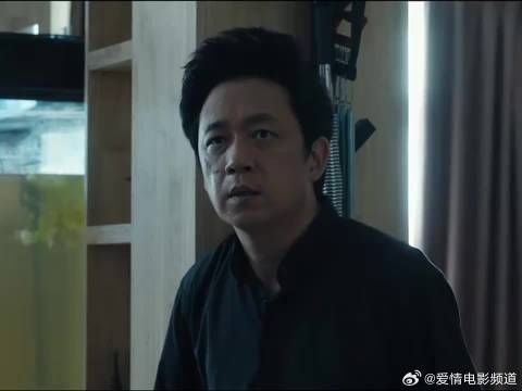 看样子弟弟对哥哥很不满,害怕他折进去