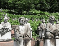 日本富豪花3.6亿建亲友雕像园，如今雕像神态诡异，游客：好吓人