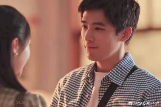 天啊她的眼睛里有星星…
