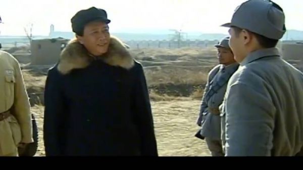 警卫拦车不让进城,不料一看车上来人惊呆,秒让路!