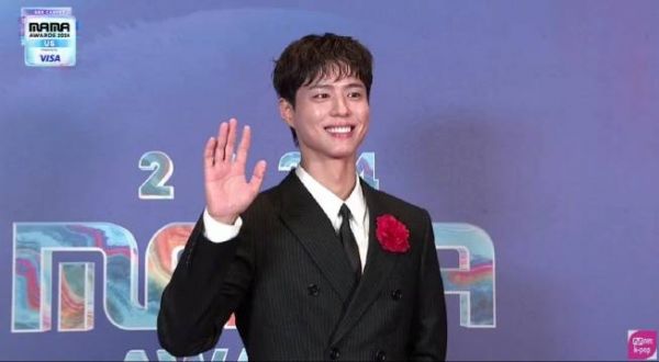 2024 MAMA AWARDS US,MC朴宝剑红毯现场,帅气十足,期待期待!
