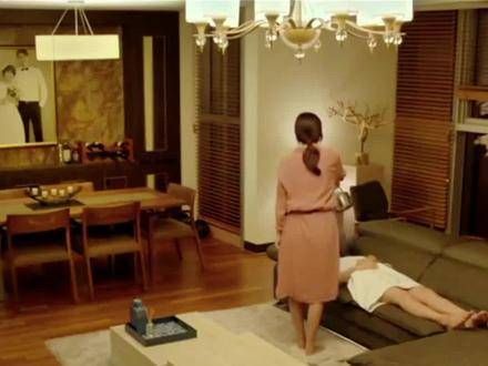 爸爸离婚后带着女儿重组家庭,未曾料到继母竟用开水烫伤女儿的脸