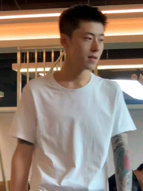 你愿意和这个花臂帅哥一起打台球吗?