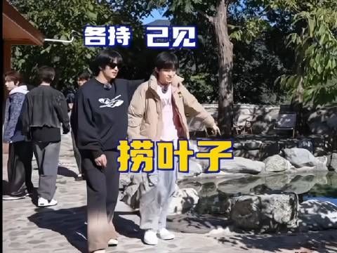 这手部动作真是涩涩的,一会搂紧老婆摸一摸 一会握着老婆腿捏个不停
