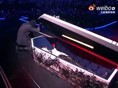 我去 这是谁设计的 让朴成训拿着玫瑰从棺材出来 谁被帅到