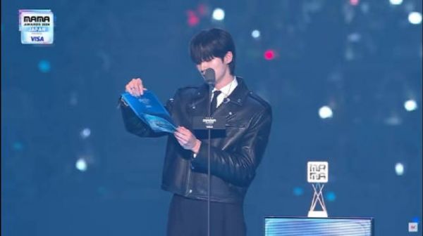 朴智旻获Fans Choice of the Year奖项,MAMA颁奖礼四大赏之一…