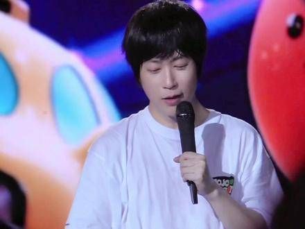 白T恤的陈信宏真是帅气无比啊!五月天陪伴我们永远年轻