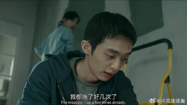 小伙带美女住进老楼,地板上一直渗水,秒懂有诡异事