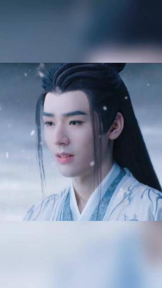 他拥有一双能够深情注视的美丽眼眸眉宇间尽显画中人的风采…