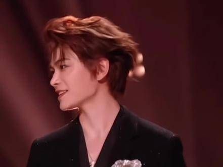 心口的花儿是海棠，项链上挂着小尘妖