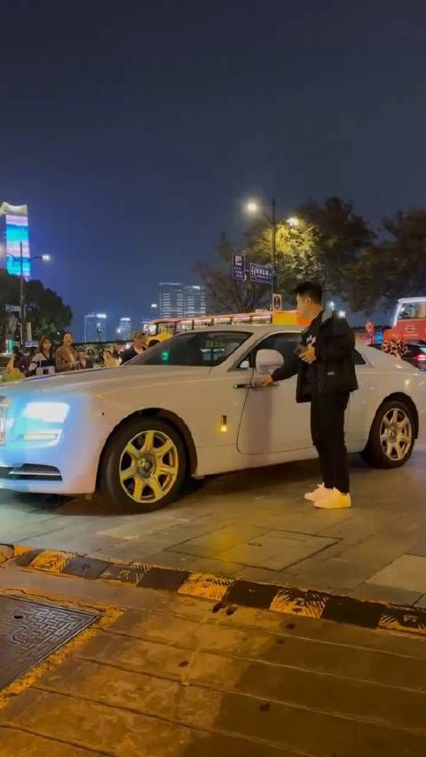 上海外滩偶遇黄晓明女友叶珂!从劳斯莱斯魅影亲自下车,太美了这颜值