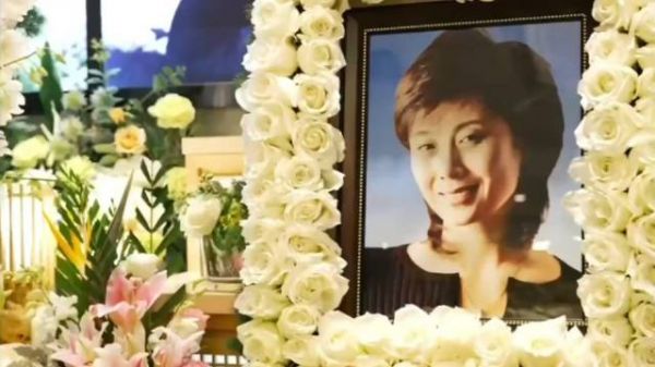 61岁女演员郑铮葬礼举行,灵堂布置庄重肃穆,遗照被繁花簇拥