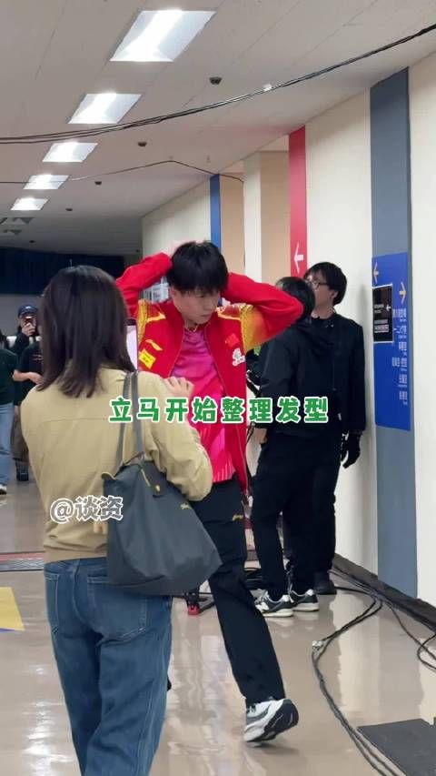 王楚钦赢了后过来接受采访,短短一段路我成了头哥的走路粉!