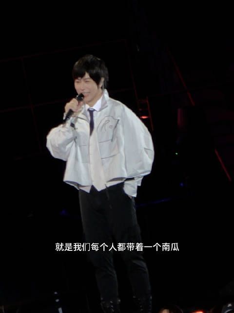听到“每个人都带着一个南瓜” 盒盒盒盒笑的宝宝哥