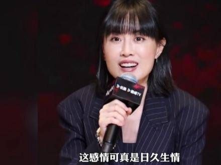 潘粤明与年轻十岁的妻子同台演出,真是让人眼前一亮!
