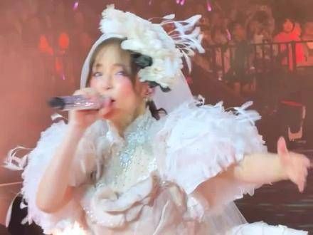 她身着百米婚纱缓缓步入~ 不愧是亚洲一姐,对待舞台的态度非同一般…