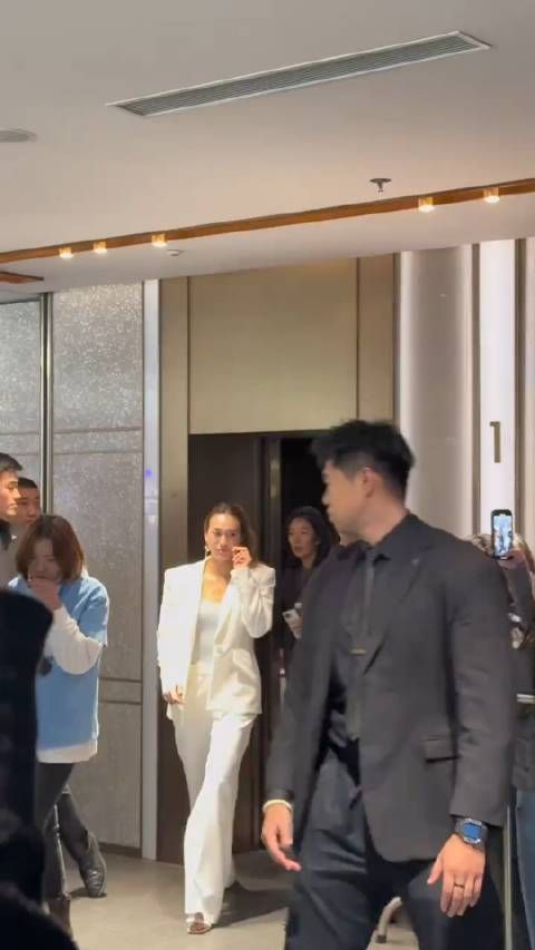 WTA赛季结束了,不少球员纷纷休假,郑钦文也可以休假,不过这次休假很特别…