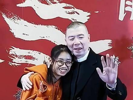 冯小刚携女亮相红毯,网友纷纷赞叹 的基因强大,这位女儿绝对是亲生的