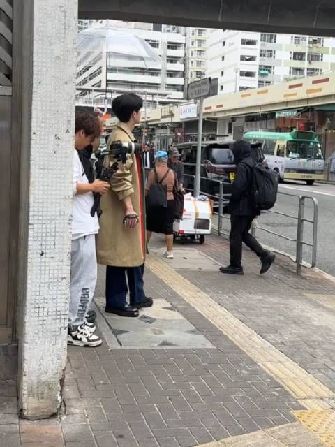网友偶遇张凌赫香港拍广告,真是劳模啊,昨晚才杀青,今天不休息工作继续啊!