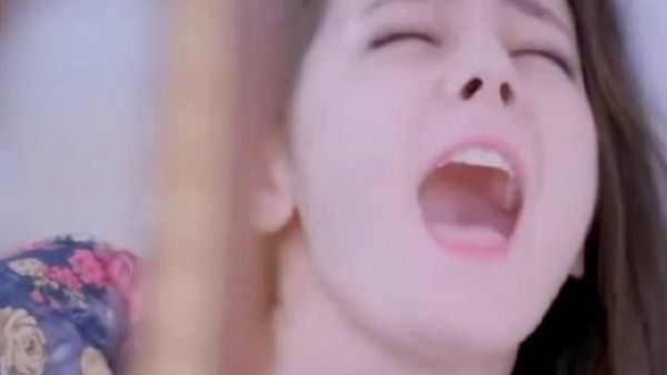 迪丽热巴一位闯进山歌赛道的抽象美女…