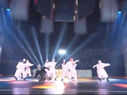 太阳已经很久没有登台表演了,这次激动得差点摔倒,不过他的反应还挺迅速的