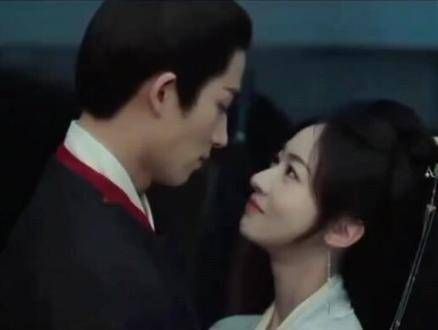 名场面再现，肃国公深情抱起佳人下马，围观群众纷纷投以羡慕目光