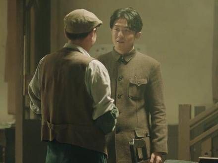 陆修远找理由前往裁缝铺,打算秘密定制一件旗袍作为礼物赠予纪南音…