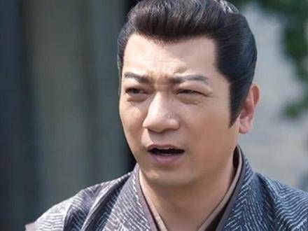 王启年悉心照料着每位小朋友!