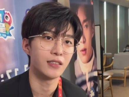 清纯男高,没事可以在脸上画个太阳
