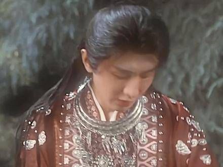 他真的很美,这种美超越了性别的界限,是一种蕴含中国风情的柔美与灵动