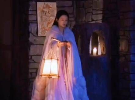 七夜雪中的李沁,饰演的薛紫夜宛如冰山上的雪莲,清丽脱俗、明艳动人…