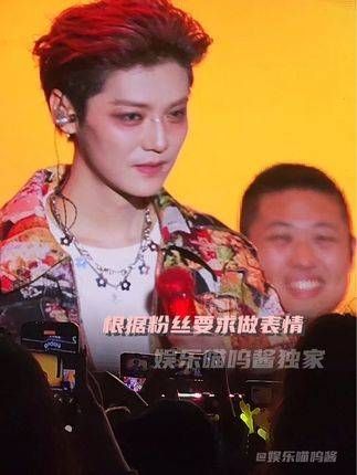 谁家的好人不仅做表情还悄悄挑眉!