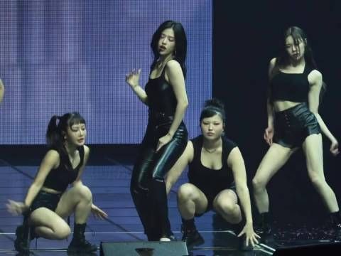 韩国女团 IVE 队长 安宥真 超级经典的黑色皮裤造型演出感受下