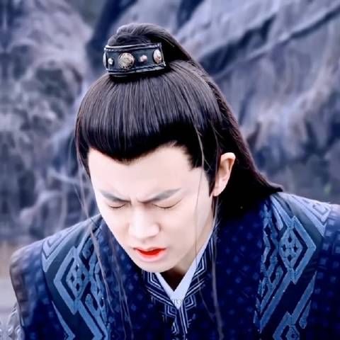 若是真的无情,又怎么会受伤呢?