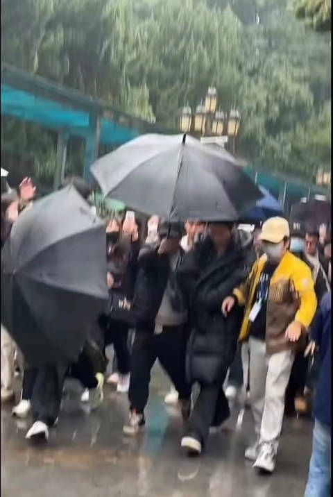 许凯新剧路透,哥黑成这样,都不敢认了