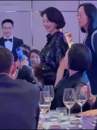 久违亮相,出席慈善晚宴!