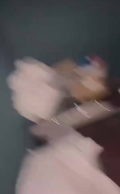 实拍:女子出轨被捉奸 疑光着身子裹着被子坐在床上 !