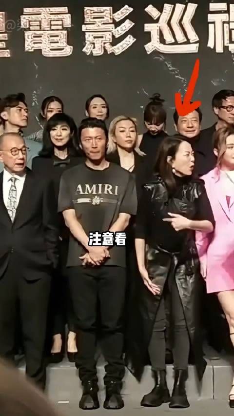 路人抓拍明星微动作,田曦薇比孟子义技高一筹,关晓彤偷瞄鹿晗…