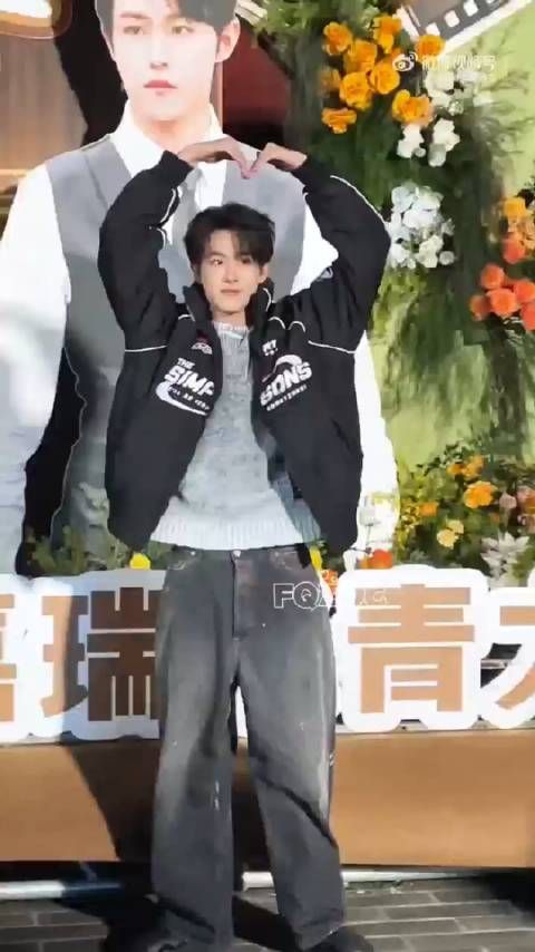 田嘉瑞燃霜为昼杀青照,这杀青现场又是聊天儿又是述职,这个flag立下啦…