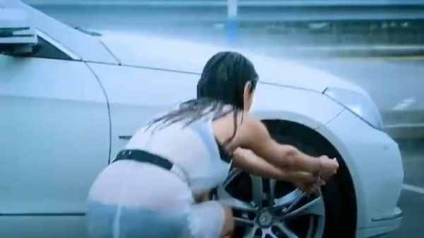 开宝马的富婆雨天遭遇爆胎了，幸亏遇到了好心人帮助