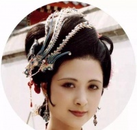 《红楼梦》尤二姐进贾府，鸳鸯为何掀她的裙子，贾母想看什么？