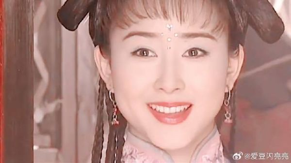 在颜霸身边也掩盖不住的灵动娇俏,难怪曾黎认为她最美