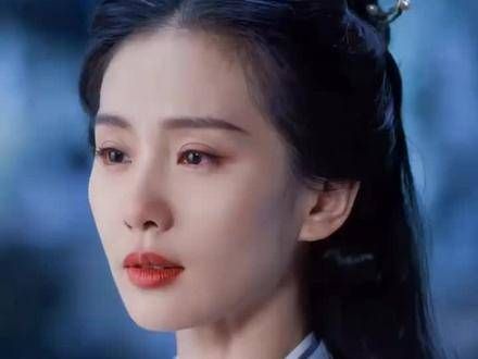 这个造型真是美极了,素颜反而更添风采