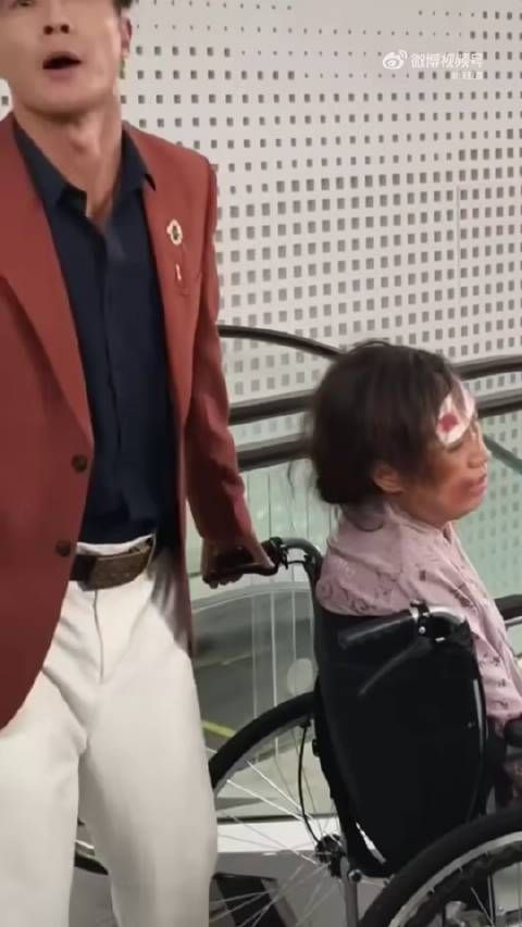拍戏现场:男子情绪失控差点酿成惨剧…