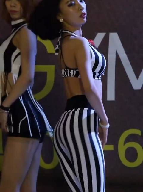 韩国女团玫瑰女王的紧身裤演出直拍,当年的她们的身材是真的好