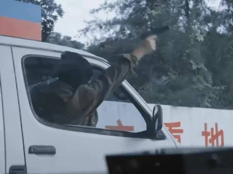 周舒桐在刑侦之路上砥砺前行,“和光同尘” 默默陪伴